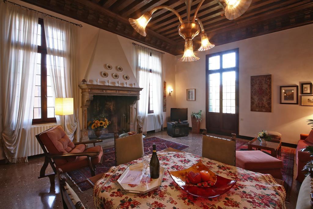 Appartamenti Inside Palazzo Foscarini Βενετία Εξωτερικό φωτογραφία